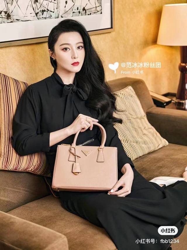 Small Killer Bag 1Ba863 This Galleria handbag is made of iconic Saffiano leather