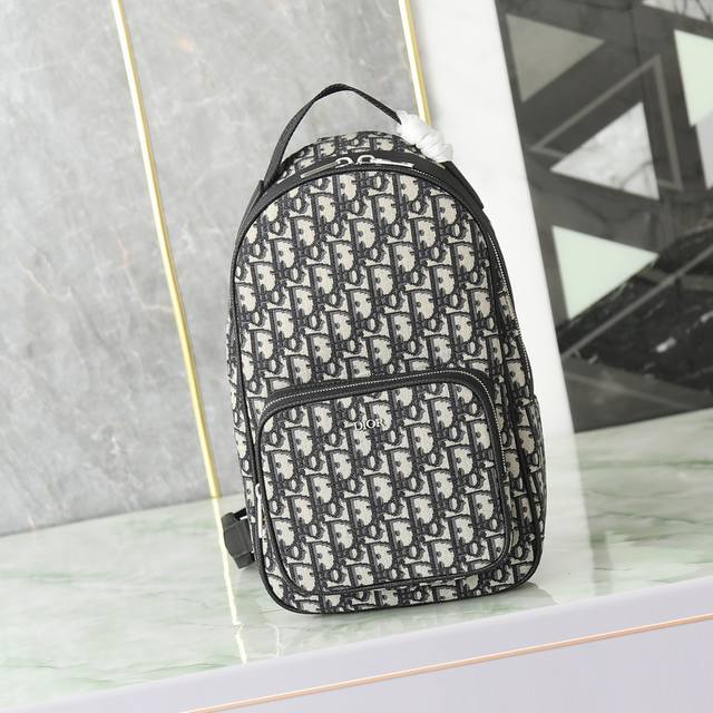 The latest crossbody backpack is a new model this season, inspired by the Rider