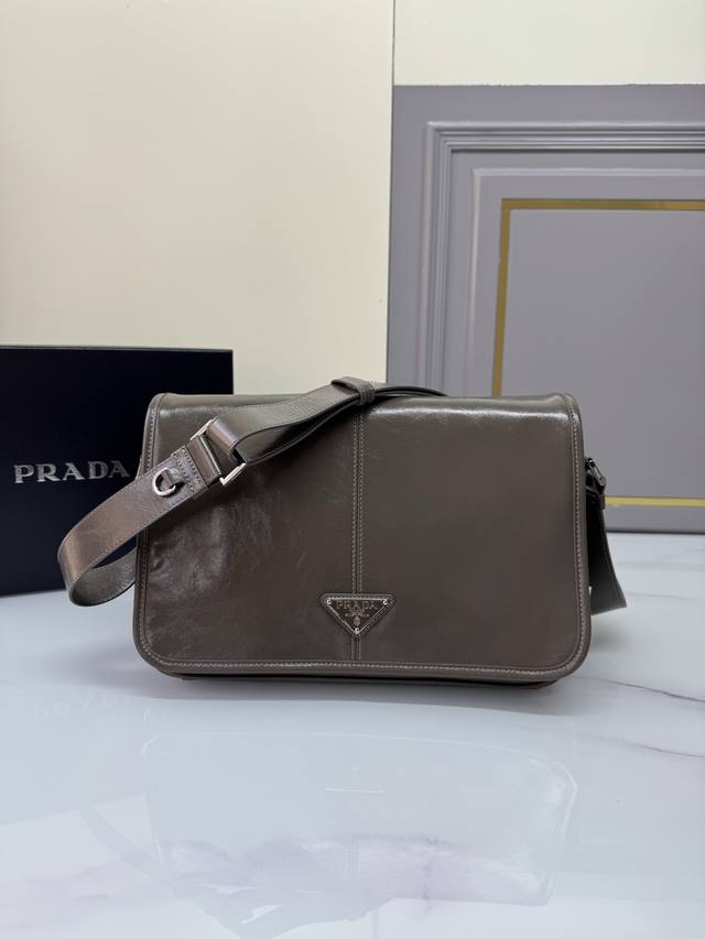 New Oil Wax Bag 2Vd073 Messenger Bag This shoulder bag is made of soft and shiny