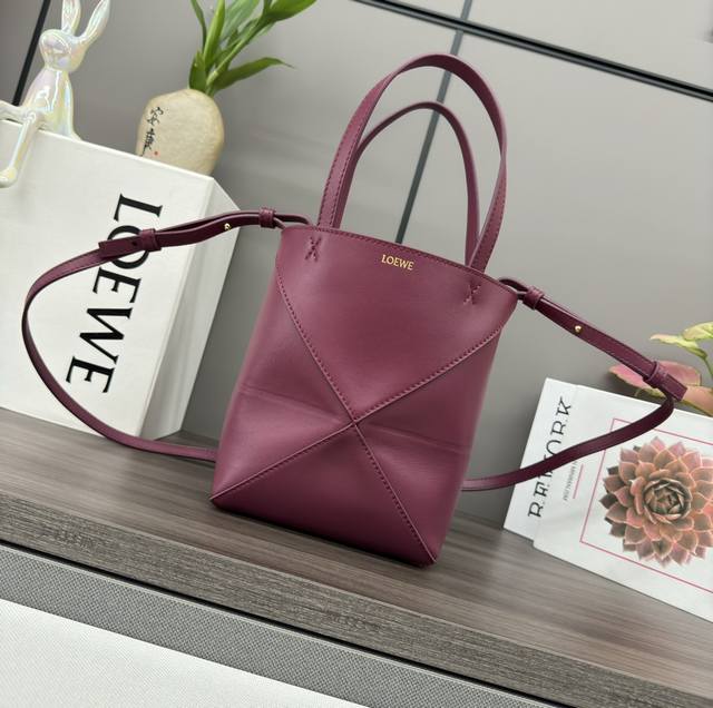 Lw The new mini shiny cow leather Puzzle Fold handbag draws inspiration from the