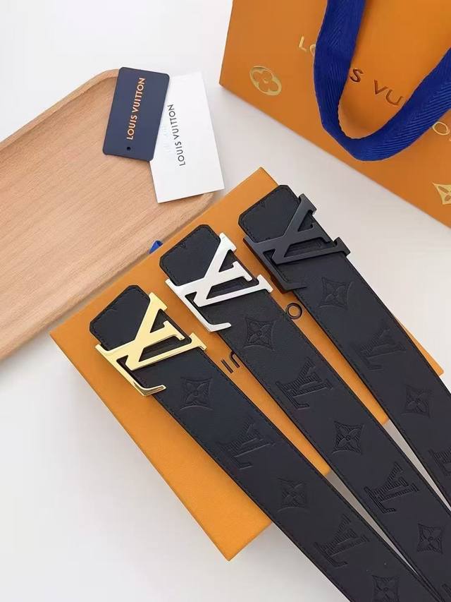 Louis Vuitton belt, mature and casual style Slender. Damier surface exudes urban