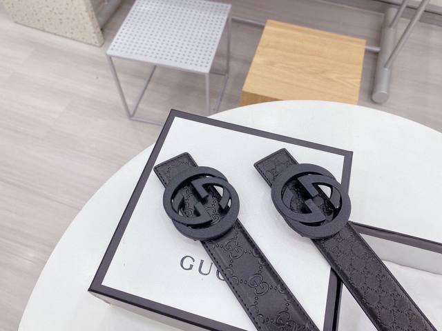 Gucci Unisex Gucci's new interlocking G buckle is deeply influenced by the brand