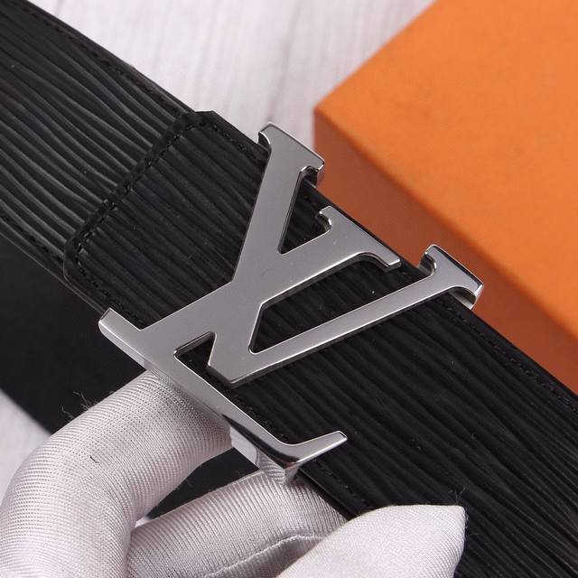 Brand: Louis Vuitton Size: 39mm authentic size Hardware material: counter qualit