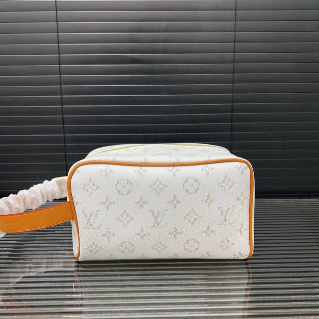 Louisvuitton cosmetic bag, wash bag, clutch bag, unisex, classic and versatile,