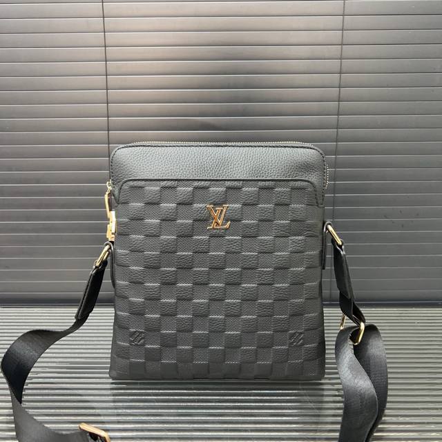 Louisvuitton leather briefcase men's bag shoulder messenger bag classic all-matc