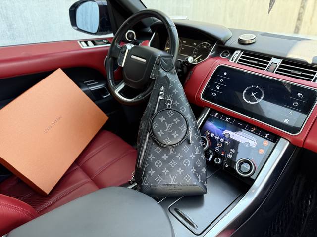 High-end new "Louis Vuitton" Lv chest bag Louis Vuitton shoulder bag M30936 Loui
