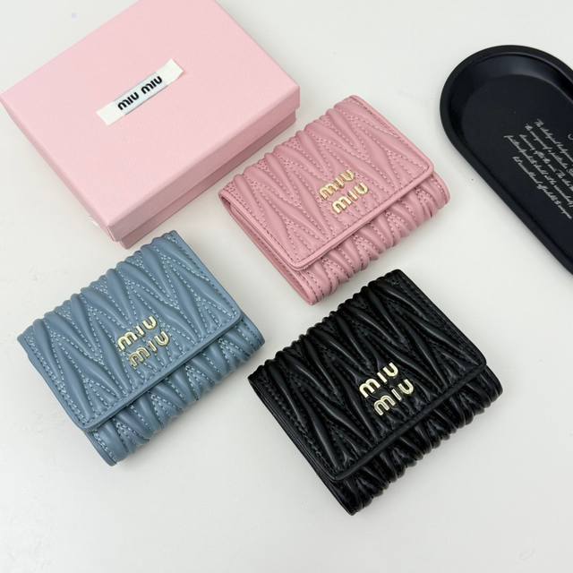 Brand: Miumiu 791 Color: Black Pink Blue Size: 11.5*10*3Miumiu latest model! The