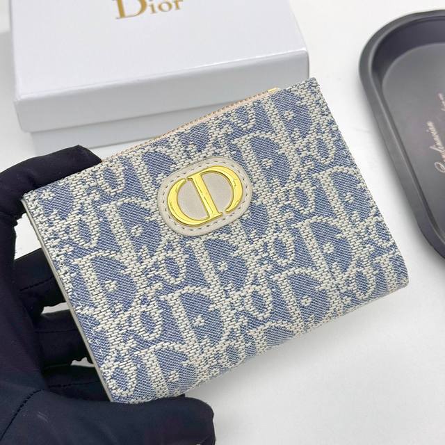 Dior D29 Color: Cream Size: 11.5*9*2 The latest model from Dior is now available