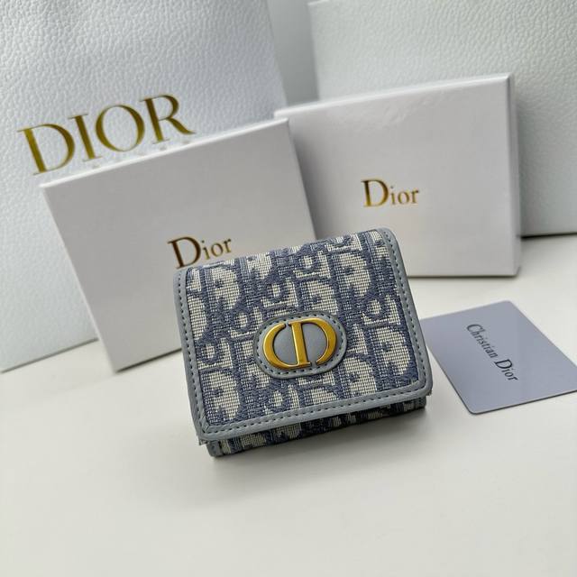 Dior D08 Color Black Gray Size: 9.5*7.5*3.5 Dior's latest model is now available