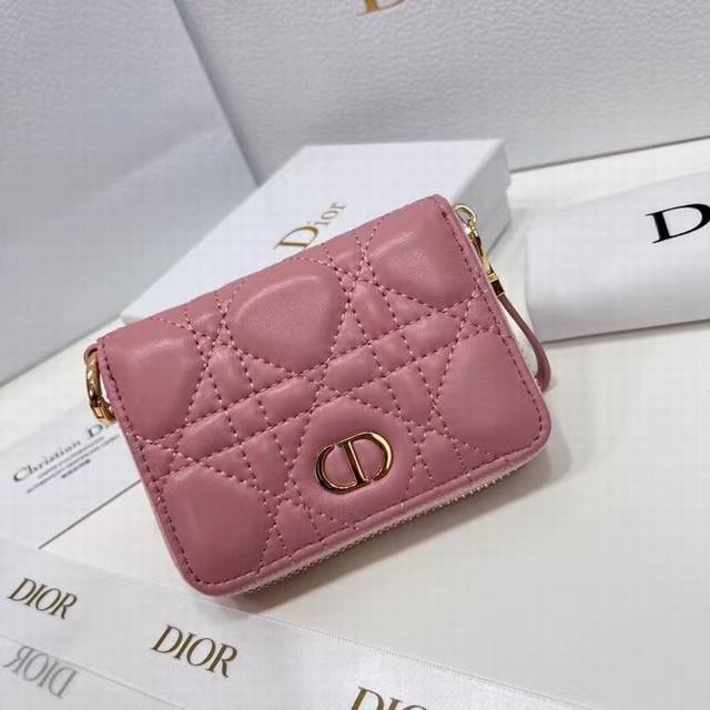 Dior 2386 Color Black and Pink Size 12*8.5 The latest model from Dior! Crafted f