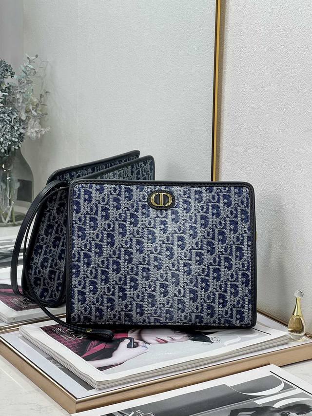 Dior Oblique denim blue canvas clutch bag. I was attracted by this bag. The irre