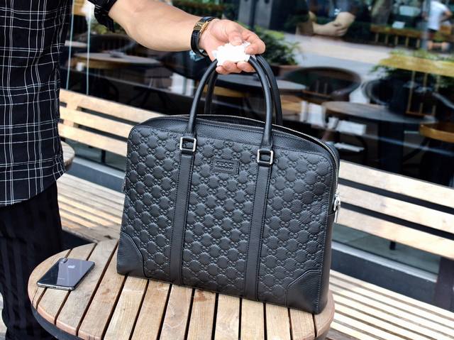 P. Gucci model: 33233-5. The latest briefcase is out! The zipper closure uses to