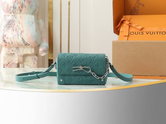 Top original home photo M13889 This Steamer mini handbag is made of Monogram emb