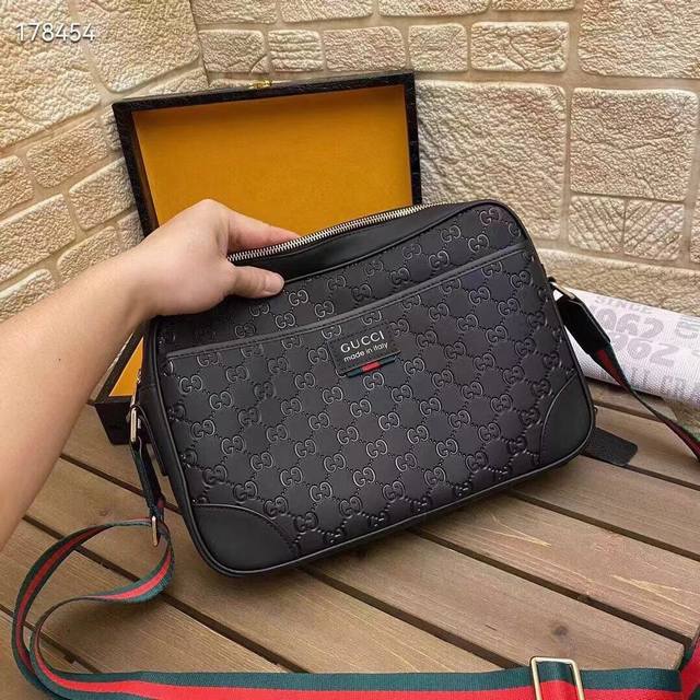 launches the hottest crossbody bag. Made of top-grade Italian imported cowhide,