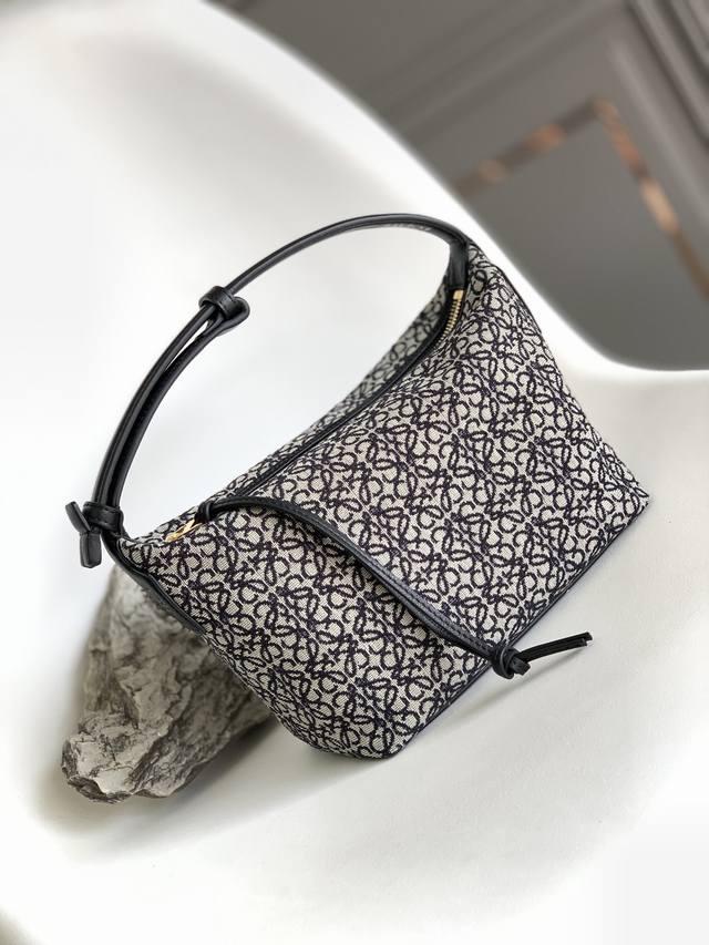 Small lunch box bag shipped ~ Cubi Anagram underarm bag is made of imported cowh