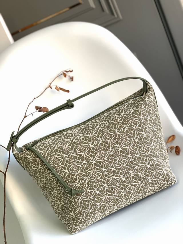 Large lunch box bag shipped ~ Cubi Anagram underarm bag Made of imported cowhide