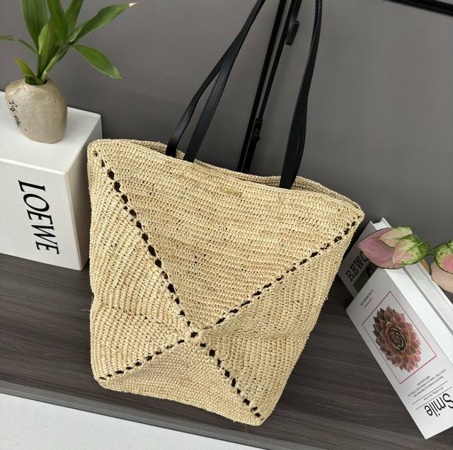 Low new straw bag Puzzle Fold handbag draws inspiration from the geometric lines