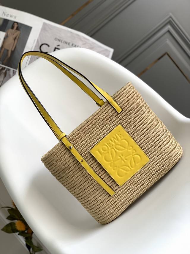 Lw A traditional square straw basket Imported raffia, fully hand-woven, exquisit