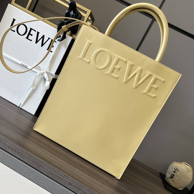 L's shiny Standard A4 Tote bag has a bottom envelope structure and can be carrie