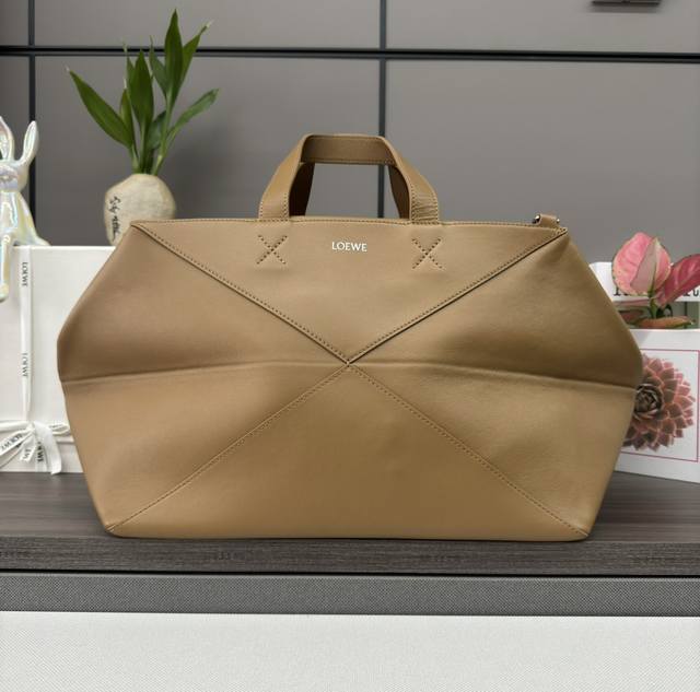 LwThe new shiny cow leather Puzzle Fold Duffle handbag combines eye-catching aes