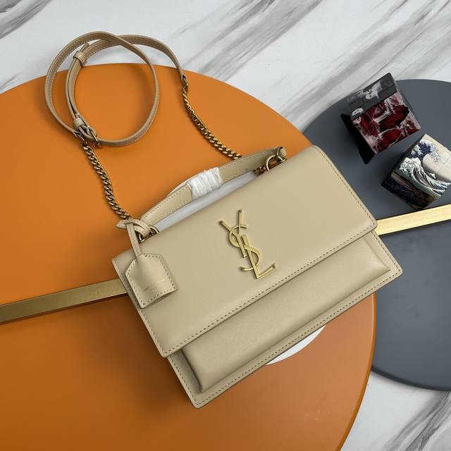 Original apricot gold buckle A new member of the Sunset bag family, the newly de
