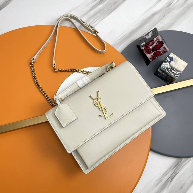 Original white gold buckle A new member of the Sunset family, the newly designed