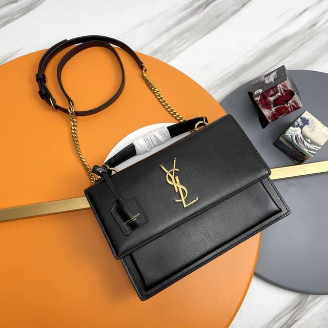 Original black gold buckle A new member of the Sunset bag family, the newly desi