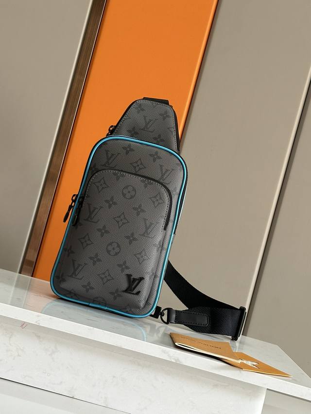 Top-grade original design, all-steel hardware This Avenue shoulder bag uses Mono