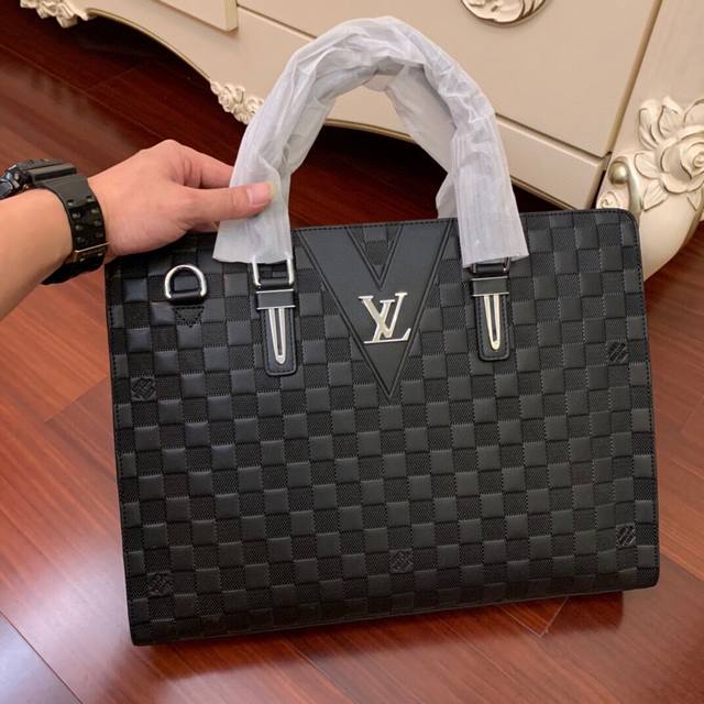 shipped Lv. Briefcase authentic Ykk hardware, you will understand how good it is