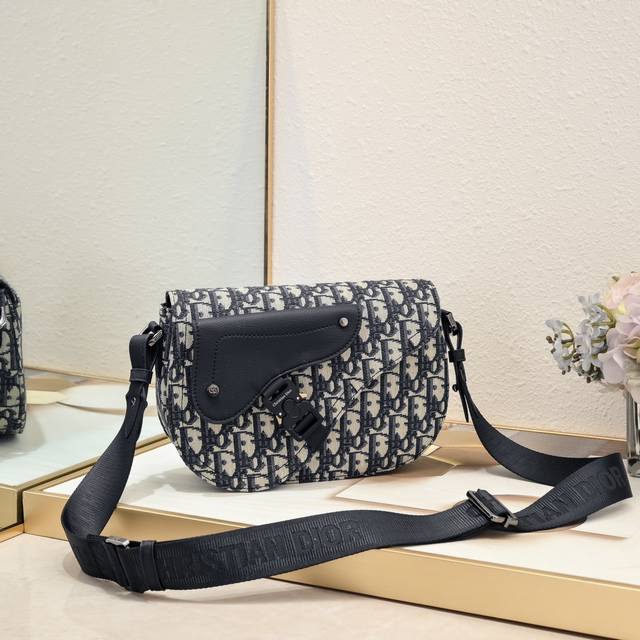 Dior Saddle Messenger Bag [Almond Cloth] Model 1030 This saddle messenger bag is