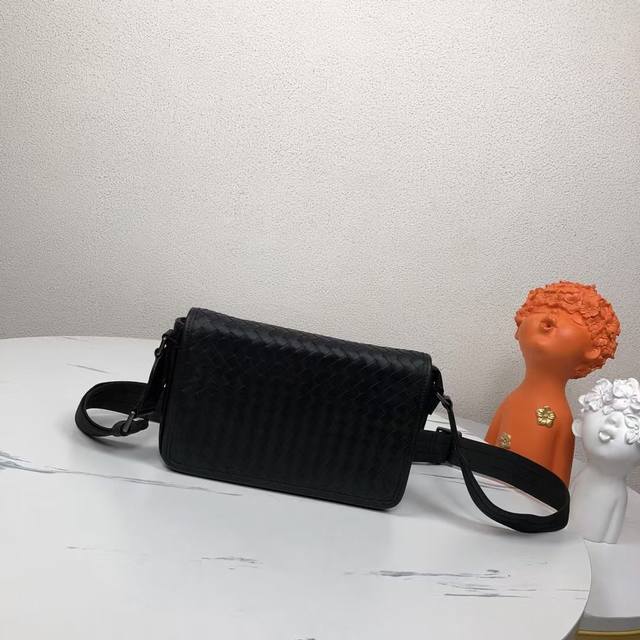 Bv woven messenger bag is a popular item. This messenger bag is made of pure han