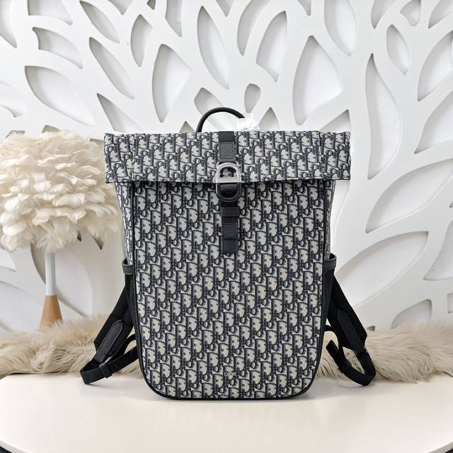 Dior - The latest backpack from Dior counters. New products are released simulta