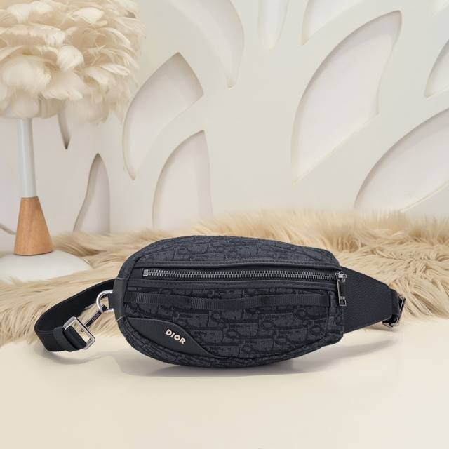 Dior - The latest chest bag and waist bag from Dior counters. Synchronized with