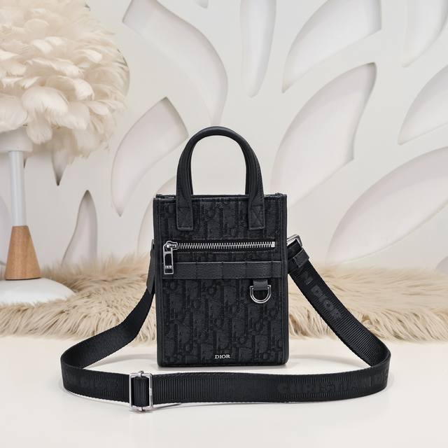 Dior - Dior's latest handbags are available on the official website. This Safari