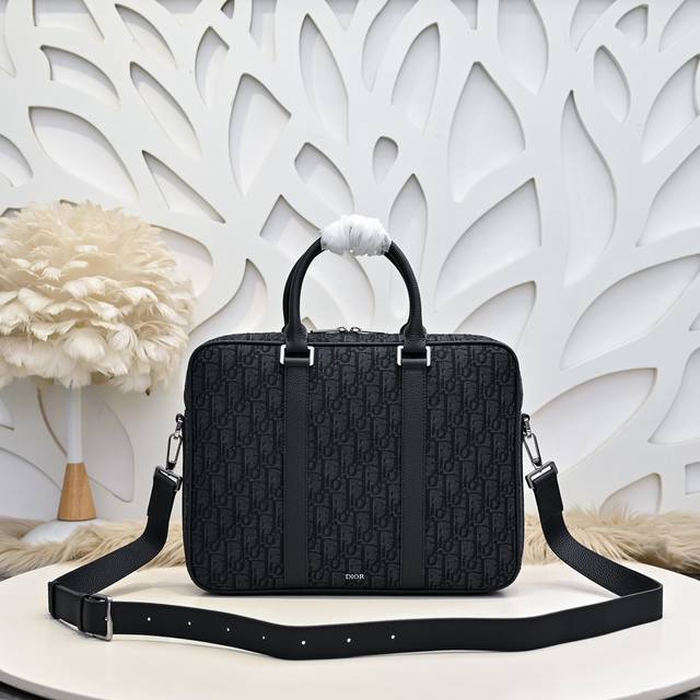 Dior - The latest men's briefcase from Dior counters. Original quality from the