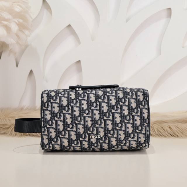 Dior - Dior's latest model Dior Lingot toiletry bag, synchronized with the offic