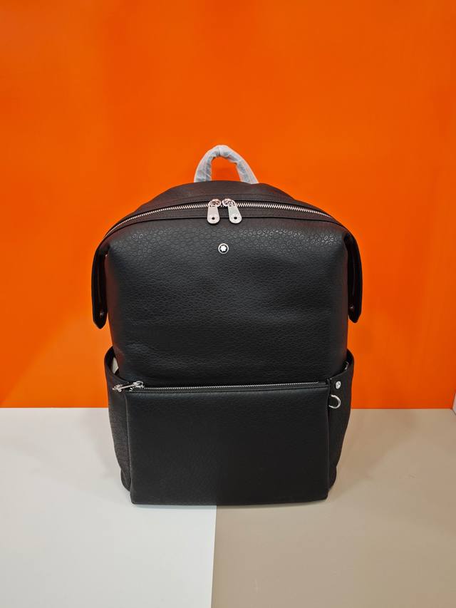 The latest hot Prada backpacks of the top counters are shipped in large quantiti