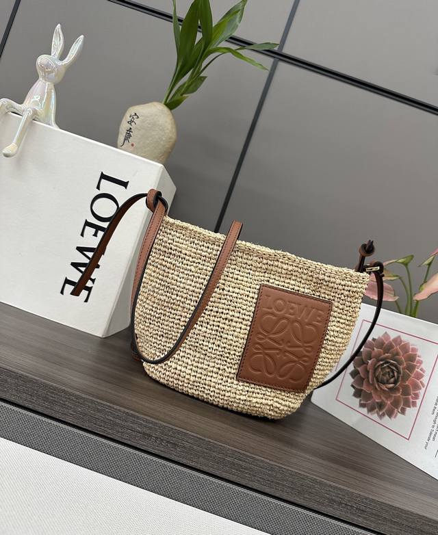 Lowslit Pochette is a small everyday bag with soft hand-woven raffia and a simpl