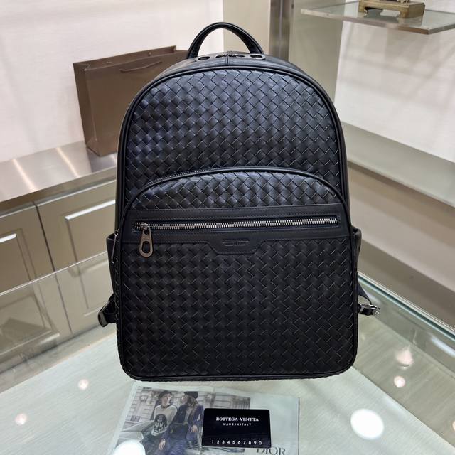 Bottega Veneta's new backpack is low-key, quality and craftsmanship. Bottega Ven