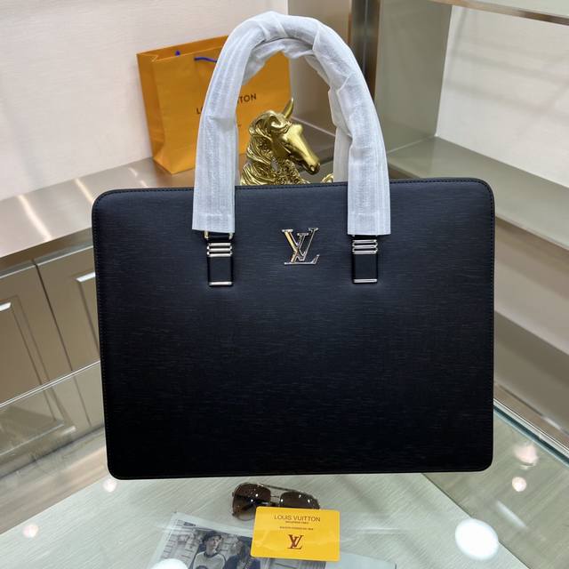 New product: Louis Vuitton's latest briefcase, not only has a good shape, but al