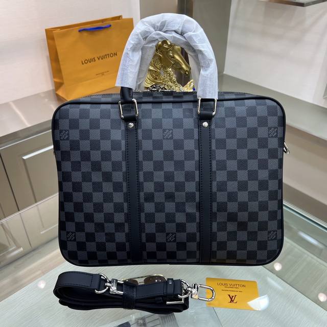 Louis Vuitton M41478 Black Graphite Briefcase Exclusive Photos! The rugged Damie