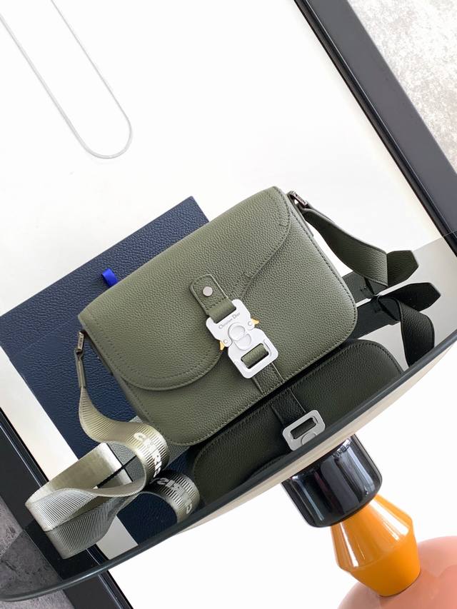This Saddle messenger bag is sophisticated and stylish. Crafted from khaki grain