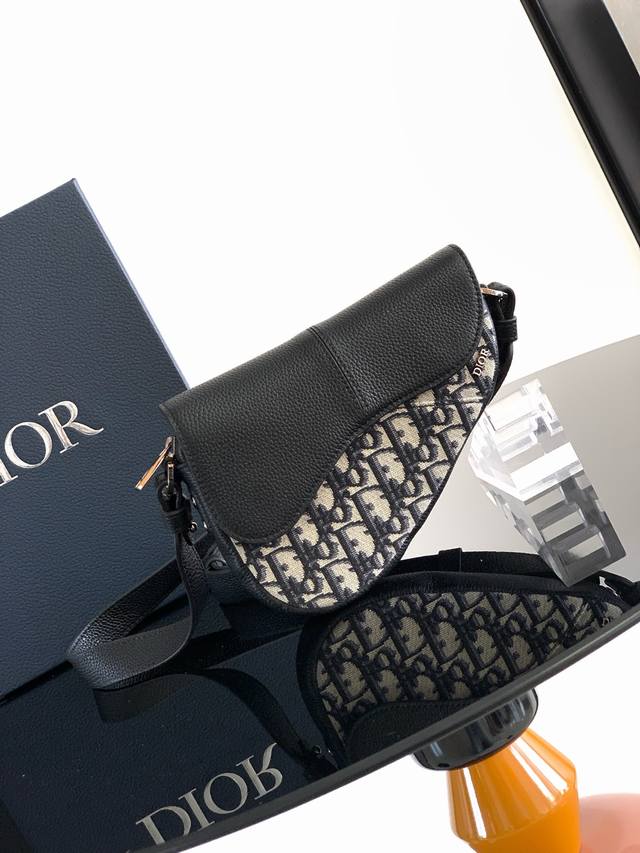 The Saddle Bag is a modern take on a classic design. Crafted in beige and black