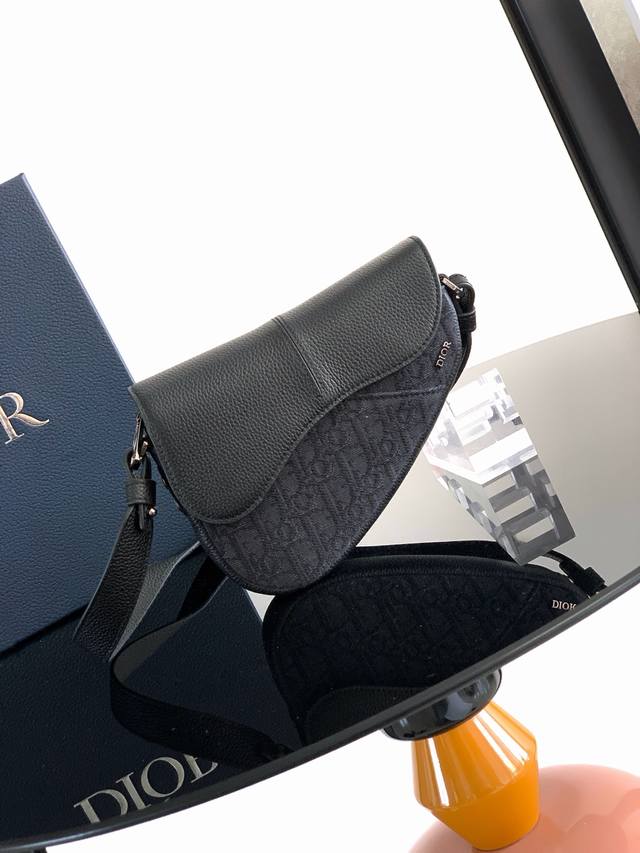 The Saddle Bag is a modern take on a classic design. Crafted in black Oblique pr