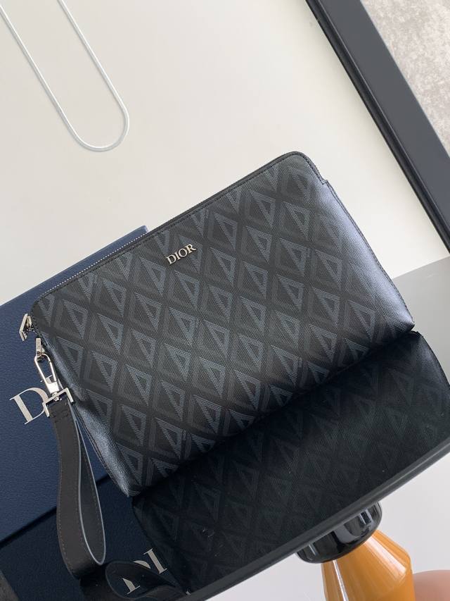 Thick Top Original This A5 Clutch is an elegantly simple accessory. Crafted in D