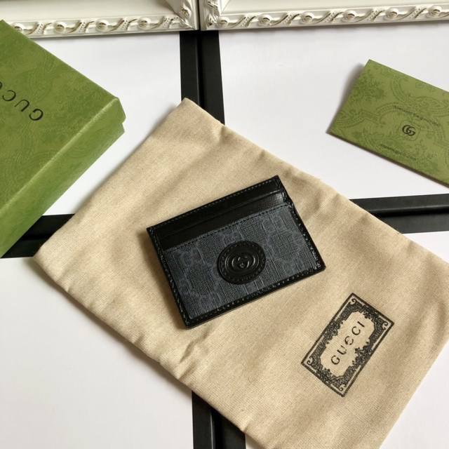 Top Edition This simple and slim wallet is made of black Gg Supreme canvas, deco