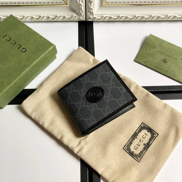 Top Edition This simple and slim wallet is made of black Gg Supreme canvas, deco