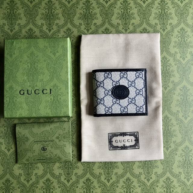Top Edition This simple and slim wallet is made of blue Gg Supreme canvas, decor