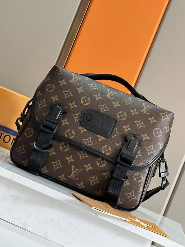 Top-grade original development, all-steel hardware This Lv Trail messenger bag d