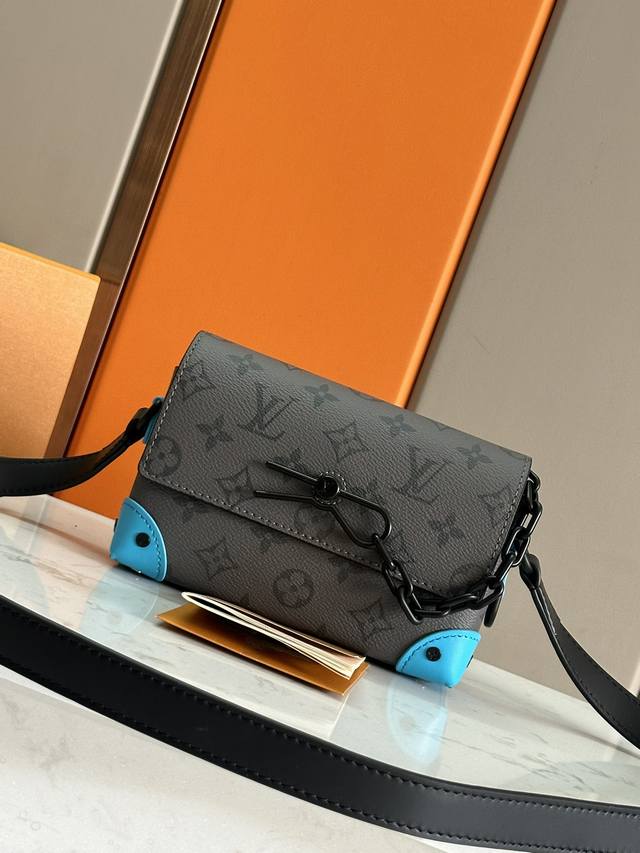 Top-grade original design, all-steel hardware. This Steamer mini handbag combine